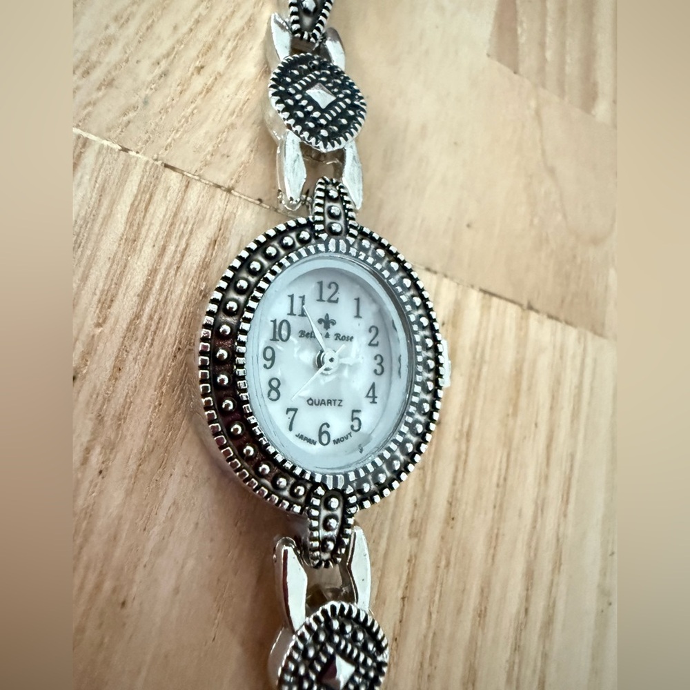 Bella and rose ladies oval silver tone watch NEW BATTERY